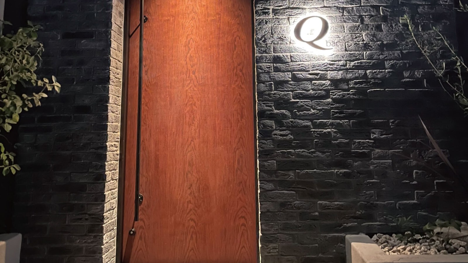 夜の Qbar 入口のイメージ